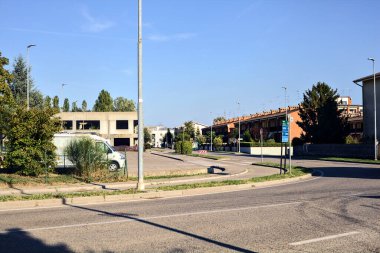 Gün batımında bir yerleşim bölgesinde.