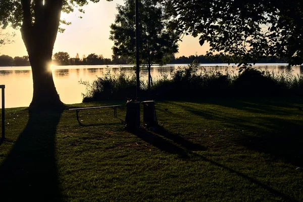 Jezioro Zachodzie Słońca Otoczone Drzewami Widziane Brzegu — Zdjęcie stockowe