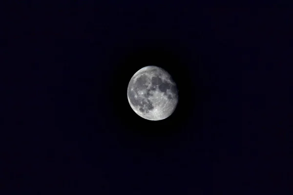 夜の暗い空の月 — ストック写真