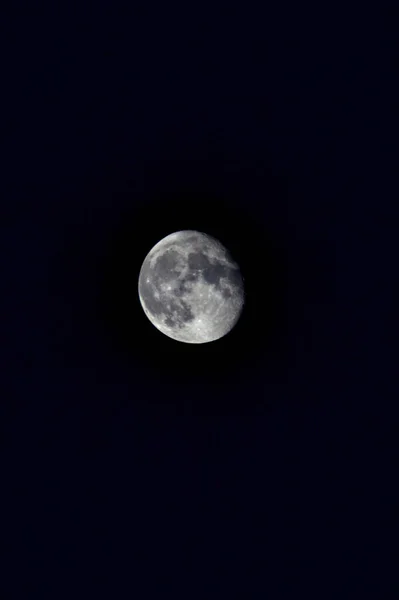 夜の暗い空の月 — ストック写真