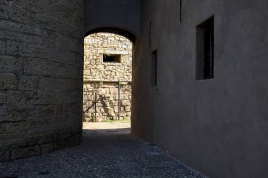 Bir şatoda iki bina arasında kemerli bir geçit.