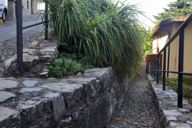 Parktaki bir binanın arkasındaki dar geçit.