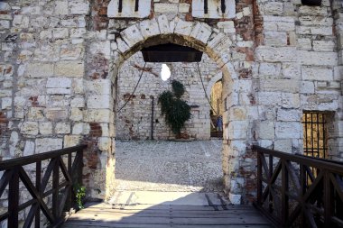 Asma köprüsü indirilmiş bir kalenin kapısı.