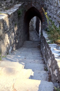 Kalenin kemerinin altından geçen taş merdiven.