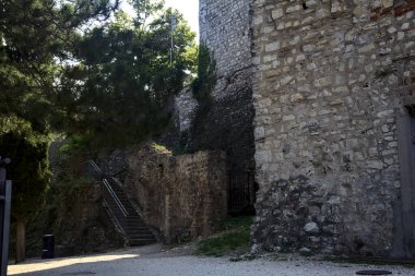 Bir şatonun köşesindeki merdivenlerde.