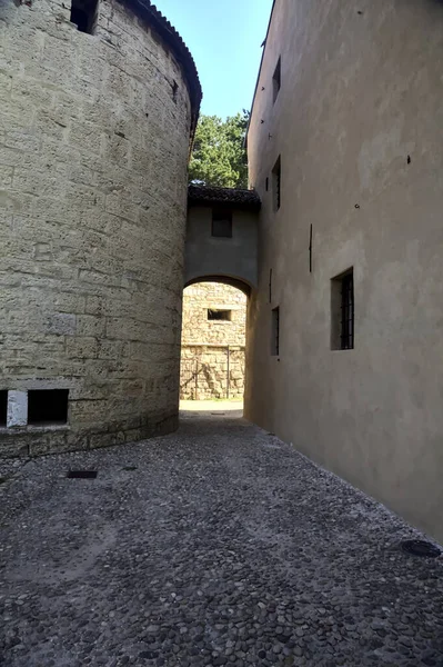 Passage Avec Une Arche Entre Deux Bâtiments Dans Château — Photo