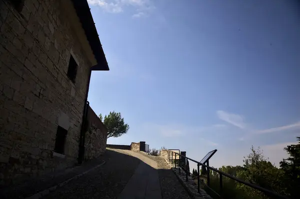 Bergauf Gepflasterter Weg Einer Burg Mit Dem Himmel Als Hintergrund — Stockfoto