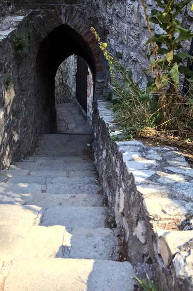Kalenin Kemerinin Altından Geçen Taş Merdiven — Stok fotoğraf