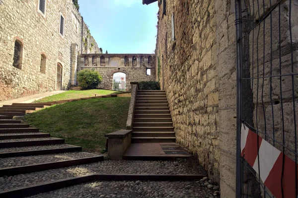 Binnenplaats Gedeeltelijk Schaduw Met Een Trap Een Kasteel — Stockfoto