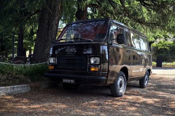 Alter Fiat 900T Transporter Parkt Schatten — Stockfoto