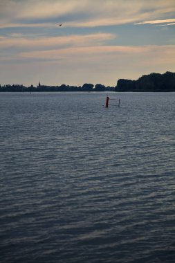 Gün batımında bir gölde şamandıra