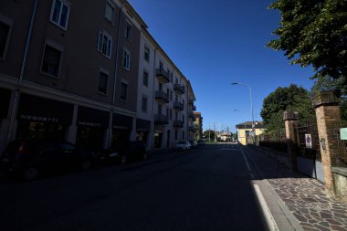 Bir İtalyan kasabasında demiryolu geçidine giden bir cadde.