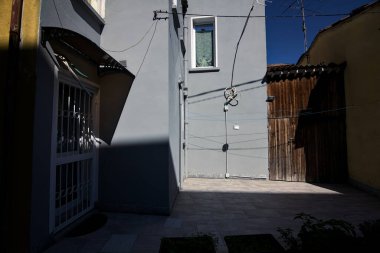 Penceresi ve kapısı olan ön cephenin bir parçası kısmen gölgede