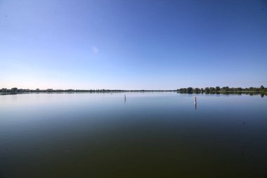 Açık bir günde göl