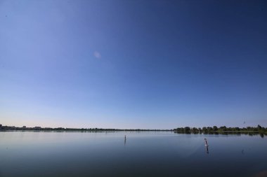 Açık bir günde göl