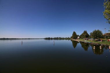 Açık bir günde göl