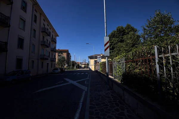 Straat Een Italiaanse Stad Die Leidt Naar Een Spoorwegovergang — Stockfoto
