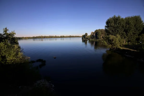 Lac Avec Des Arbres Près Rivage Coucher Soleil Haut — Photo