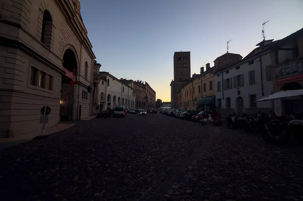 Straße Mit Geparkten Autos Bei Sonnenuntergang — Stockfoto