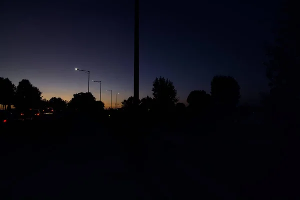 Дорога Поруч Парком Автомобілями Проходять Сутінках — стокове фото
