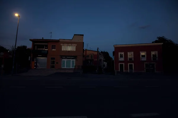 Landstraße Mit Gebäuden Rand Der Abenddämmerung — Stockfoto