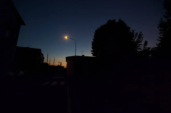 Cruce Del Ferrocarril Una Ciudad Atardecer — Foto de Stock