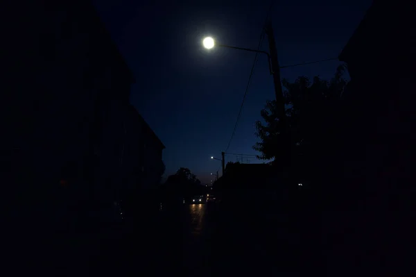 夕暮れ時に街灯のあるイタリアの町の通り — ストック写真