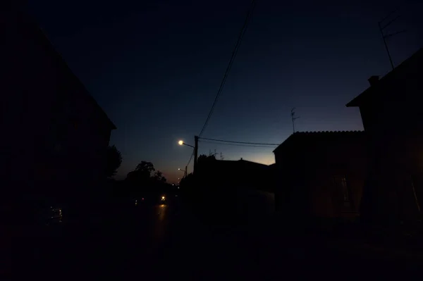 夕暮れ時に街灯のあるイタリアの町の通り — ストック写真