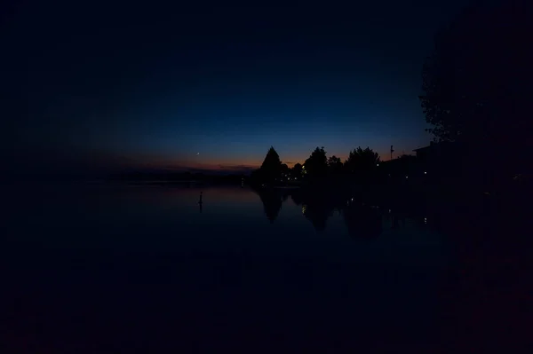 Озеро Зданиями Расстоянии Сумерках — стоковое фото