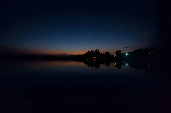 Lac Avec Des Bâtiments Loin Crépuscule — Photo