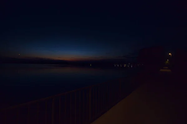 夕暮れ時に公園の湖の上の橋 — ストック写真