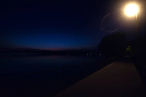 夕暮れ時に公園の湖の上の橋 — ストック写真