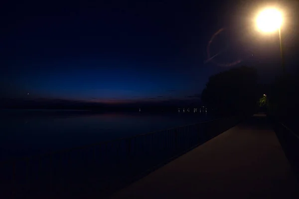 Pont Dessus Lac Dans Parc Crépuscule — Photo