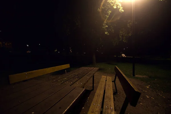 Banco Madera Parque Bajo Una Luz Calle Por Noche — Foto de Stock