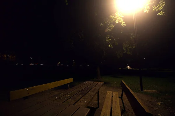 Dřevěná Lavička Parku Pod Pouličním Světlem Noci — Stock fotografie