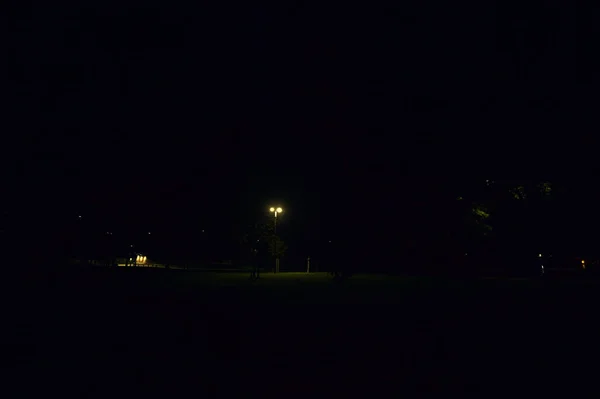 Camino Con Farolas Parque Orillas Del Lago Por Noche — Foto de Stock