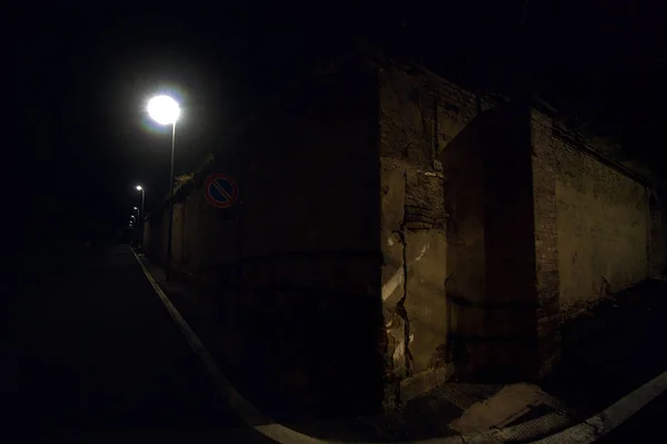 Rua Uma Cidade Italiana Com Lâmpadas Rua Entardecer — Fotografia de Stock