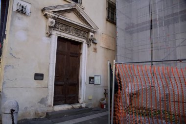 Kilisenin yan girişi bariyer ve iskelenin yanında.