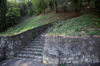 Parkın yamacındaki taş merdiven.