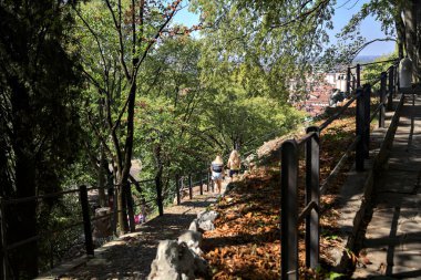 Bulutlu bir günde taştan bir merdivenle bir parkta yol ayrımı yaptım.