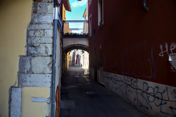 Alleyway Com Arcos Sombra — Fotografia de Stock