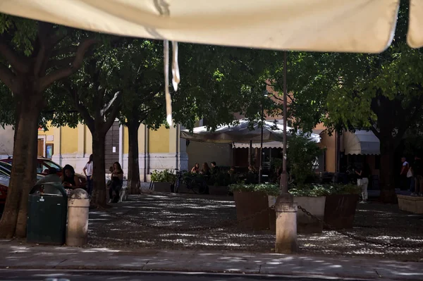 Piccola Piazza All Ombra Con Alberi Incorniciati Ombrellone — Foto Stock