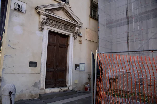 Entrada Lateral Una Iglesia Junto Una Barrera Andamio Cubierto — Foto de Stock