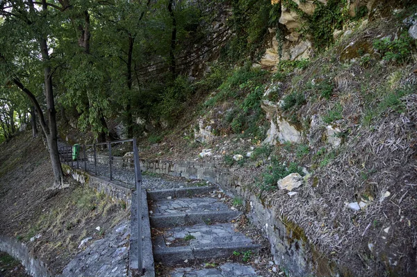 Πέτρινη Σκάλα Στην Άκρη Μιας Πλαγιάς Ένα Πάρκο — Φωτογραφία Αρχείου