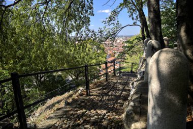 Bulutlu bir günde taştan bir merdivenle bir parkta yol ayrımı yaptım.