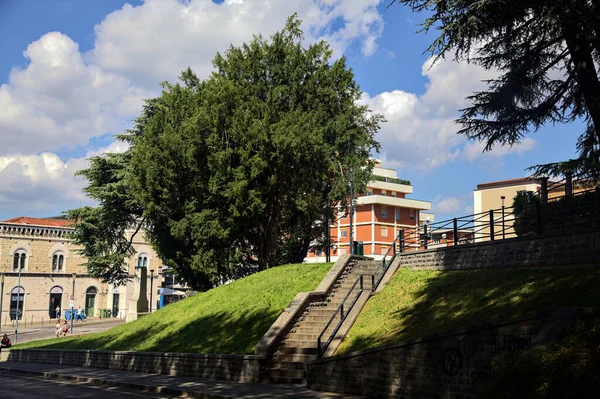 Treppe Und Baum Eines Parks Einer Italienischen Stadt — Stockfoto