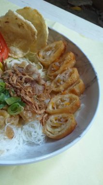 Soto Mie Bogor. Bogor, West Java 'dan geleneksel Sündanlı etli şehriye çorbası, lahana ve domates. Acı biber sosu ve limon dilimleri ile servis edilir..