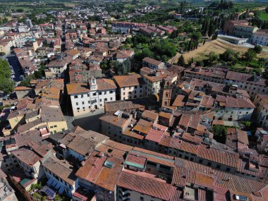 Toskana 'nın tarihi merkezi Castelfiorentino' nun havadan görünüşü