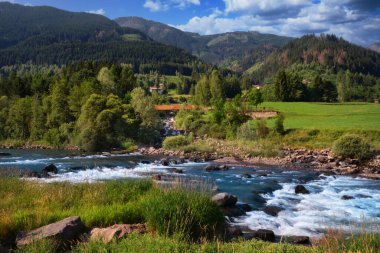 Trentino Alto Adige 'deki Avisio seli tarafından üretilen küçük şelaleler