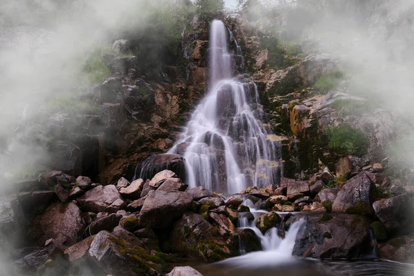 Cachoeira Envolta Nevoeiro Passo San Pellegrino Trentino Alto Adige — Fotografia de Stock